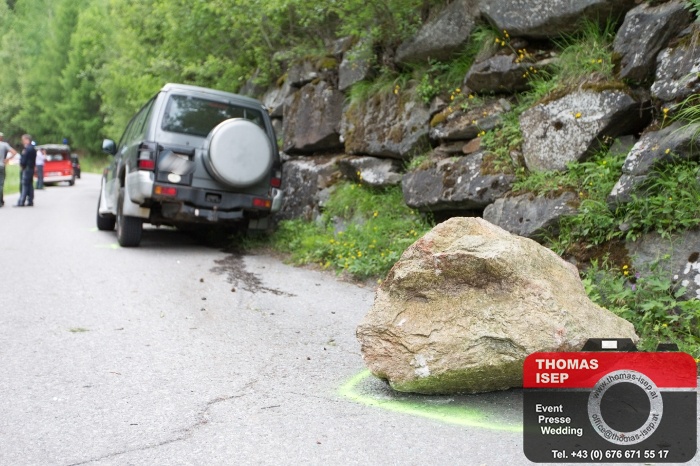 2015-06-08-Steinschlag auf Auto Ainet Gwabl_1