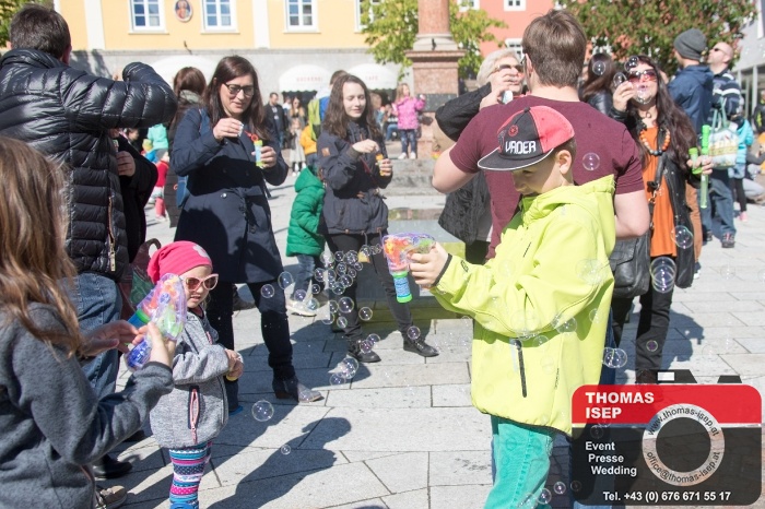 Seifenblasen-Flashmob Lienz Johannesplatz (29.4.2017)_11